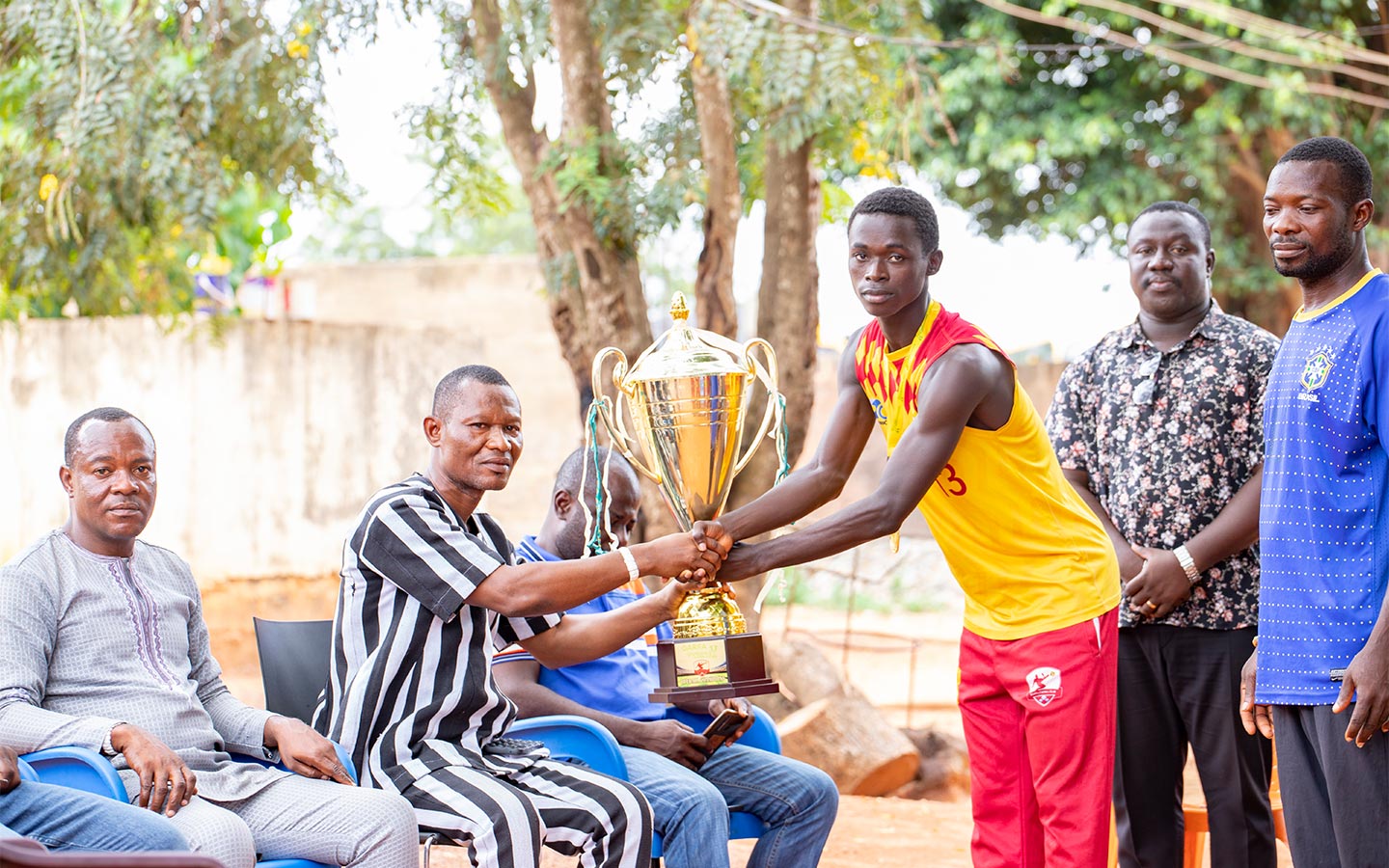 AsanSka FC presents trophy to Nii Boye Okanshan VI, Chief of Oyibi